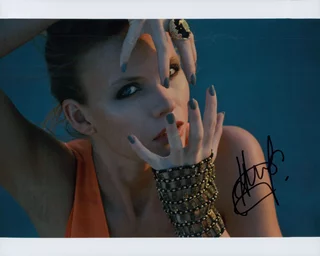 Kate Tumanova autograph