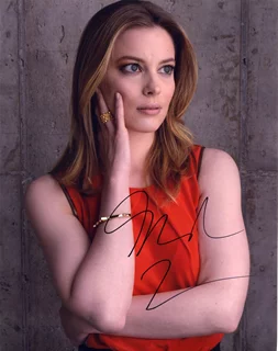Gillian Jacobs autograph
