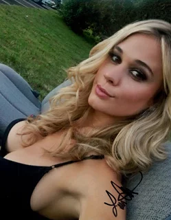 Lauren Compton autograph