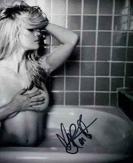 Lauren Compton autograph
