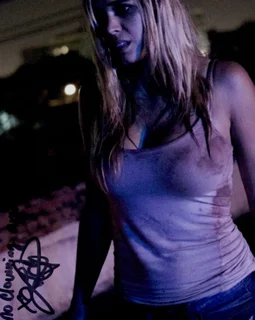 Lauren Compton autograph