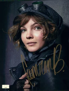 Camren Bicondova autograph