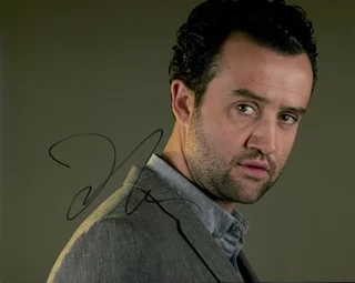 Daniel Mays autograph