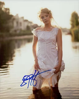 Elisabeth Harnois autograph