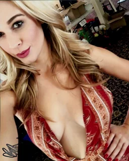 Lauren Compton autograph