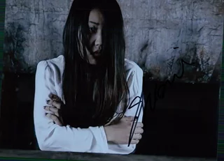 Shiori Ideta autograph