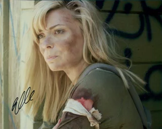 Elle Viane Sonnet autograph