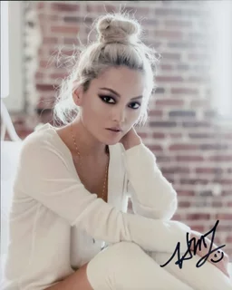 Hana Mae Lee autograph