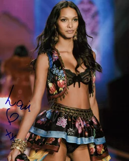 Lais Ribeiro autograph