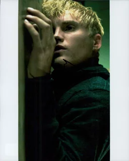 Toby Hemingway autograph