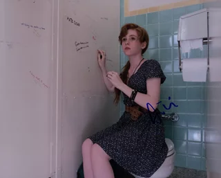 Sophia Lillis autograph