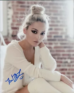 Hana Mae Lee autograph