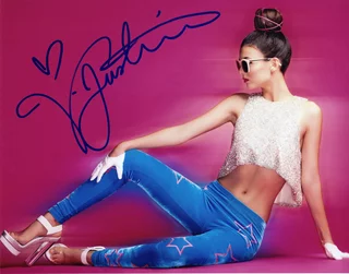 Victoria Justice autograph