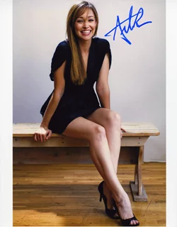Autumn Reeser autograph