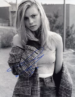 Lucy Fry autograph