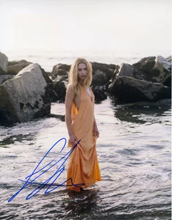 Lucy Fry autograph