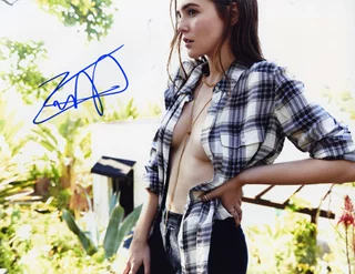 Zoey Deutch autograph