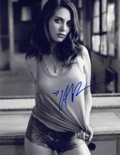 Alison Brie autograph