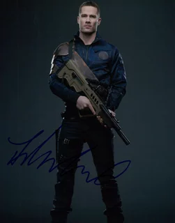 Luke MacFarlane autograph