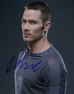 Luke MacFarlane autograph
