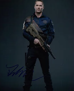 Luke MacFarlane autograph
