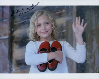 Alyvia Lind autograph
