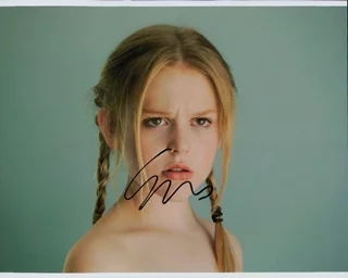 Emily Alyn Lind autograph