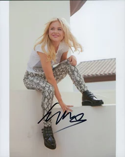 Emily Alyn Lind autograph