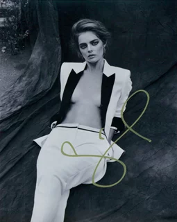 Samara Weaving autograph