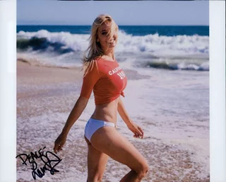 Lauren Compton autograph