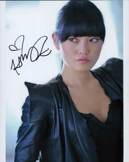 Hana Mae Lee autograph