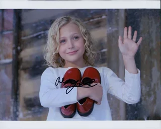 Alyvia Lind autograph