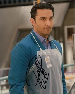 Pej Vahdat autograph