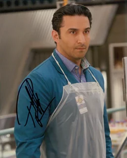 Pej Vahdat autograph