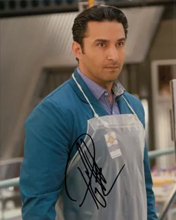 Pej Vahdat autograph