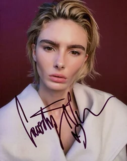 Courtney Paige autograph