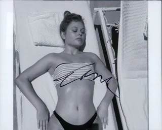 Emily Alyn Lind autograph