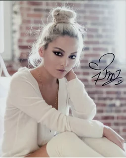 Hana Mae Lee autograph