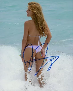 Bella Thorne autograph