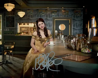 Emilie de Ravin autograph