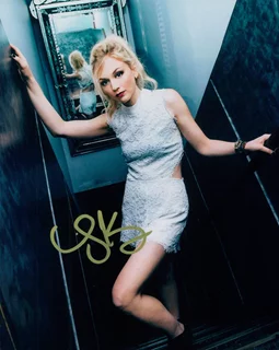 Emily Kinney autograph