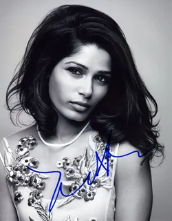 Freida Pinto autograph