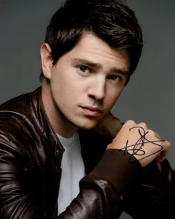 Nicholas D'Agosto autograph