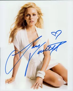 Laura Vandervoort autograph