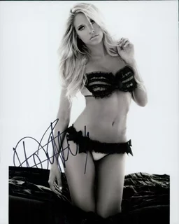 Kelly Kelly autograph