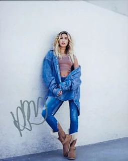 Hailey Baldwin autograph