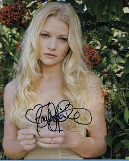 Emilie de Ravin autograph