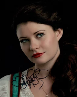 Emilie de Ravin autograph