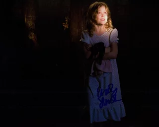 Emily Alyn Lind autograph