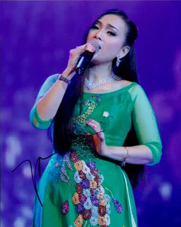 Ha Phuong autograph